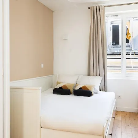 Charming Saint Honore Parisian Escape In The Heart Of The City No Elevator Séjour chez l'habitant